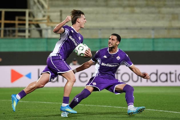 FiorentinaÕs Albert Gudmundsson celebrates after scoring the 1-1 goal for his team during the UEFA Conference League 2025 2026 Quarter-finals 2nd leg soccer match between Fiorentina and Crystal Palace at Artemio Franchi Stadium of Florence, North Italy - Thurday April 16, 2026  Copyright: xMassimoxPaolone LaPressex