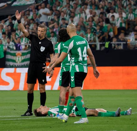 SEVILLA 16 04 2026 ESTADIO DE LA CARTUJA UEFA EUROPA LEAGUE QUARTER-FINAL RETURN MATCH REAL BETIS SPORTING BRAGA archsev PHOTO MANUEL GOMEZ SEVILLA 16 04 2026 ESTADIO DE LA CARTUJA UEFA EUROPA LEAGUE QUARTER-FINAL RETURN MATCH REAL BETIS SPORTING BRAGA archsev PHOTO MANUEL GOMEZ LLORENTES INJURY Copyright: xMANUxGOMEZx