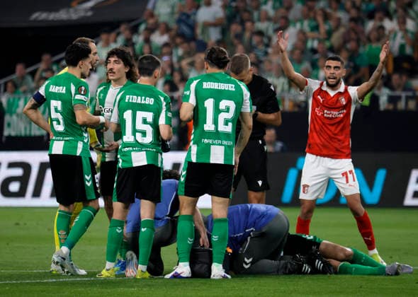 SEVILLA 16 04 2026 ESTADIO DE LA CARTUJA UEFA EUROPA LEAGUE QUARTER-FINAL RETURN MATCH REAL BETIS SPORTING BRAGA archsev PHOTO MANUEL GOMEZ SEVILLA 16 04 2026 ESTADIO DE LA CARTUJA UEFA EUROPA LEAGUE QUARTER-FINAL RETURN MATCH REAL BETIS SPORTING BRAGA archsev PHOTO MANUEL GOMEZ LLORENTES INJURY Copyright: xMANUxGOMEZx