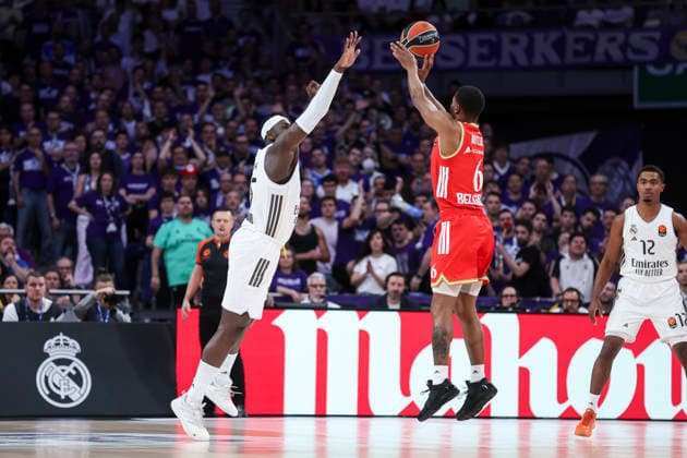 April 16, 2026, Madrid, Madrid, Spain: Usman Garuba of Real Madrid and Jared Butler of Crvena Zvezda in action during the Turkish Airlines EuroLeague Regular Season Round 38 match between Real Madrid and Crvena Zvezda Meridianbet Belgrade at Movistar Arena on April 16, 2026, in Madrid, Spain. Real Madrid V Crvena Zvezda Meridianbet Belgrade - Turkish Airlines EuroLeague  - ZUMAa181 20260416_zaa_a181_235 Copyright: xIrinaxR.xHipolitox