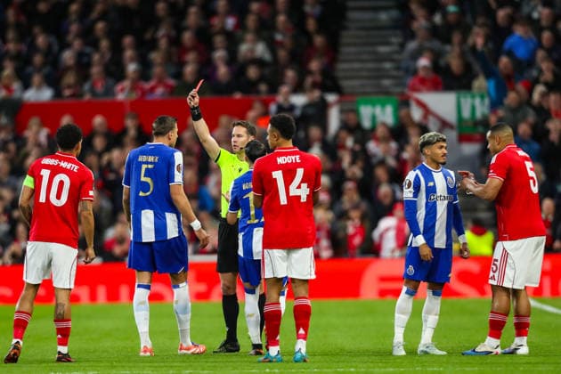 Nottingham Forest v FC Porto, UEFA Europa League Jan Bednarek Of FC Porto is shown a red card by Referee Danny Makkelie during the Nottingham Forest v FC Porto UEFA Europa League match at the City Ground, West Bridgford, England on 16 April 2026 Credit: Lee Keuneke Every Second Media Editorial use only. All images are copyright Every Second Media Limited. No images may be reproduced without prior permission. Copyright: xIMAGO EveryxSecondxMediax ESM-1913-0034 LeexKeunekex xEveryxSecondxMediax