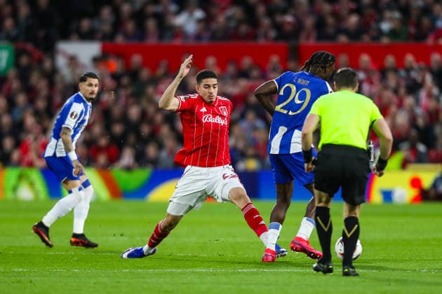 Nottingham Forest v FC Porto, UEFA Europa League Jair Cunha Of Nottingham Forest battles with Terem Moffi Of FC Porto during the Nottingham Forest v FC Porto UEFA Europa League match at the City Ground, West Bridgford, England on 16 April 2026 Credit: Lee Keuneke Every Second Media Editorial use only. All images are copyright Every Second Media Limited. No images may be reproduced without prior permission. Copyright: xIMAGO EveryxSecondxMediax ESM-1913-0037 LeexKeunekex xEveryxSecondxMediax