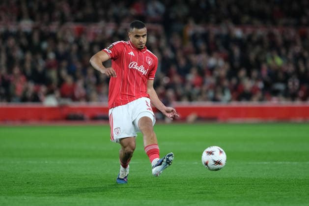 NOTTINGHAM, ENGLAND - APRIL 16: Murillo of Nottingham Forest passing the ball forward during the UEFA Europa league quarter final football match between Nottingham Forest and FC Porto at City Ground on April 16, 2026 in Nottingham, England Copyright: xPaulxBonserx xSportsxPressxPhotox Sportspressphoto_SPR130903