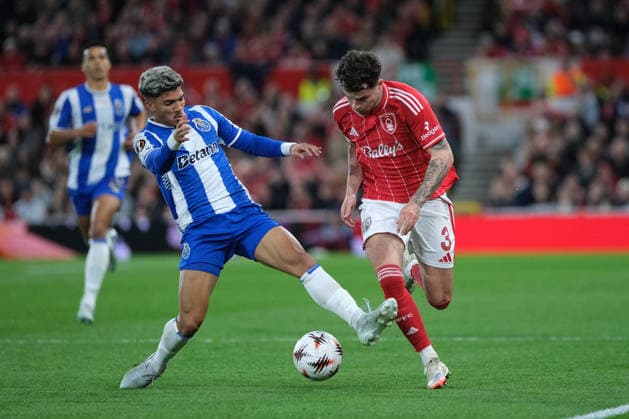 NOTTINGHAM, ENGLAND - APRIL 16: Neco Williams of Nottingham Forest and William Gomes of FC Porto seen in action during the UEFA Europa league quarter final football match between Nottingham Forest and FC Porto at City Ground on April 16, 2026 in Nottingham, England Copyright: xPaulxBonserx xSportsxPressxPhotox Sportspressphoto_SPR130904