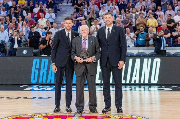 ESP Real Madrid v Crvena Zvezda Meridianbet Belgrade Euroleague Tribute to Emiliano Rodriguez, ex player of Real Madrid with Rudy Fernandez and Felipe Reyes during the Euroleague match, between Real Madrid and Crvena Zvezda Meridianbet Belgrade played at Movistar Arena Stadium on April 16, 2026 in Madrid Spain Madrid Spain Basketball Copyright: xAlbaxPachecox xAgenciaxLOFx