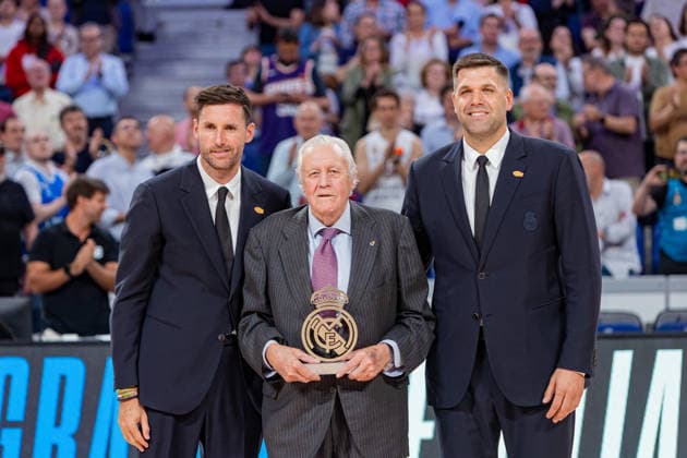 ESP Real Madrid v Crvena Zvezda Meridianbet Belgrade Euroleague Tribute to Emiliano Rodriguez, ex player of Real Madrid during the Euroleague match, between Real Madrid and Crvena Zvezda Meridianbet Belgrade played at Movistar Arena Stadium on April 16, 2026 in Madrid Spain Madrid Spain Basketball Copyright: xAlbaxPachecox xAgenciaxLOFx