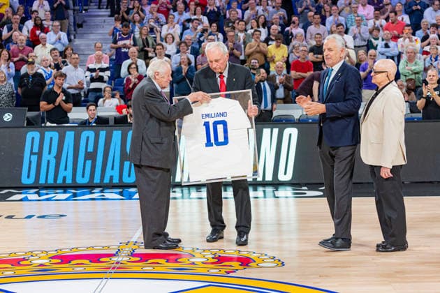 ESP Real Madrid v Crvena Zvezda Meridianbet Belgrade Euroleague Tribute to Emiliano Rodriguez, ex player of Real Madrid during the Euroleague match, between Real Madrid and Crvena Zvezda Meridianbet Belgrade played at Movistar Arena Stadium on April 16, 2026 in Madrid Spain Madrid Spain Basketball Copyright: xAlbaxPachecox xAgenciaxLOFx