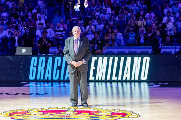 ESP Real Madrid v Crvena Zvezda Meridianbet Belgrade Euroleague Tribute to Emiliano Rodriguez, ex player of Real Madrid during the Euroleague match, between Real Madrid and Crvena Zvezda Meridianbet Belgrade played at Movistar Arena Stadium on April 16, 2026 in Madrid Spain Madrid Spain Basketball Copyright: xAlbaxPachecox xAgenciaxLOFx