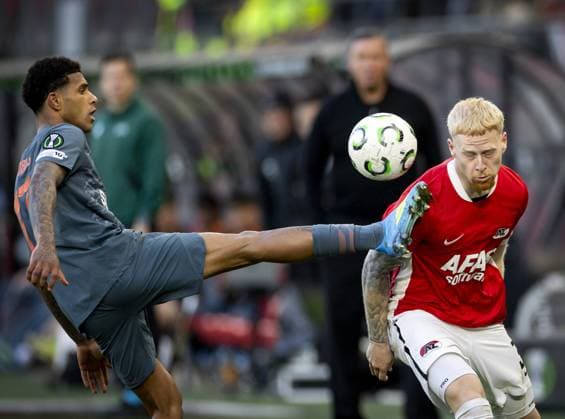 ALKMAAR - (lr) Vinicius Tobias of FC Shakhtar, Mexx Meerdink of AZ Alkmaar during the UEFA Conference League match between AZ Alkmaar and FC Shakhtar Donetsk at the AFAS Stadium on 16 April 2026 in Alkmaar, the Netherlands. KOEN VAN WEEL ANP UEFA Conference League 2025 26 Quarter-2nd leg 2025-2026 xVIxANPxSportx xxANPxIVx 555966884 originalFilename: 555966884.jpg