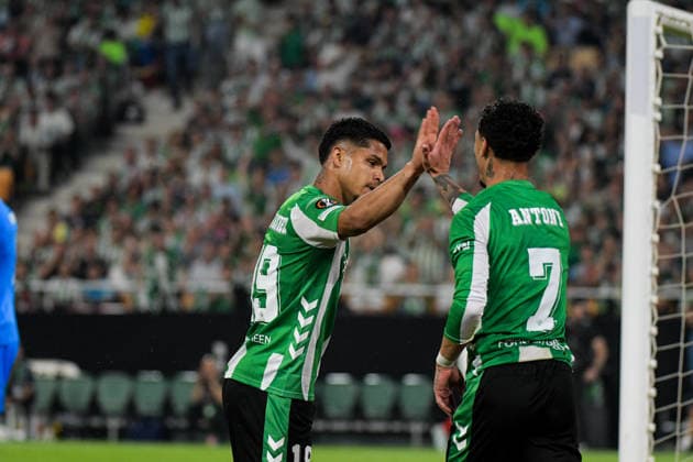 Real Betis Balompie v SC Braga - UEFA Europa League SEVILLA, SPAIN - APRIL 16: Cucho Hernandez of Real Betis Balompie and Antony of Real Betis Balompie during the UEFA Europa League 2025 26 Quarter-Final match between SC Braga and Real Betis Balompie at Estadio Estadio La Cartuja on April 16, 2026 in Sevilla, Spain (Photo by Samuel Carreno) Sevilla Sevilla Andalucia Spain Copyright: xSamuelxCarrenox 000_2139