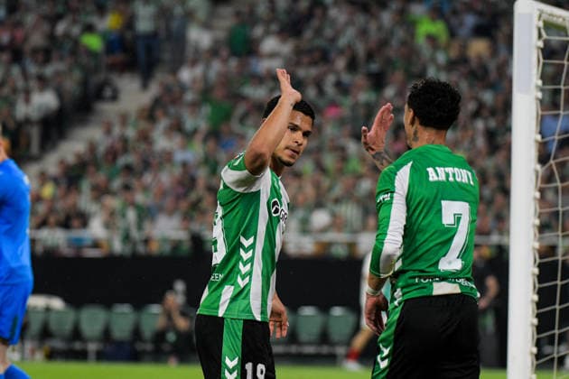 Real Betis Balompie v SC Braga - UEFA Europa League SEVILLA, SPAIN - APRIL 16: Cucho Hernandez of Real Betis Balompie and Antony of Real Betis Balompie during the UEFA Europa League 2025 26 Quarter-Final match between SC Braga and Real Betis Balompie at Estadio Estadio La Cartuja on April 16, 2026 in Sevilla, Spain (Photo by Samuel Carreno) Sevilla Sevilla Andalucia Spain Copyright: xSamuelxCarrenox 000_2138