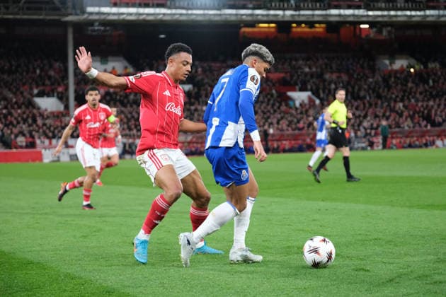 NOTTINGHAM, ENGLAND - APRIL 16: Dan Ndoye of Nottingham Forest and William Gomes of FC Porto seen in action during the UEFA Europa league quarter final football match between Nottingham Forest and FC Porto at City Ground on April 16, 2026 in Nottingham, England Copyright: xPaulxBonserx xSportsxPressxPhotox Sportspressphoto_SPR130967