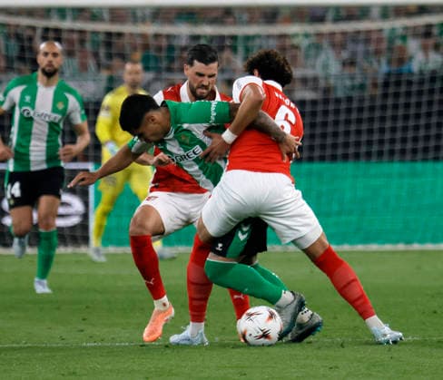 SEVILLE 16 04 2026 ESTADIO DE LA CARTUJA UEFA EUROPA LEAGUE FINAL QUARTER TABLE VERSION VEGETUR OF UEFA EUROPA LEAGUE REAL BETIS SPORTING BRAGA archsev PHOTO MANUEL GOMEZ SEVILLE 16 04 2026 ESTADIO DE LA CARTUJA UEFA EUROPA LEAGUE FINAL TABLE VEGUE REAL BETIS SPORTING BRAGA archsev PHOTO MANUEL GOMEZ CUCHO HERNANDEZ Y VICTOR C Copyright: xMANUxGOMEZx
