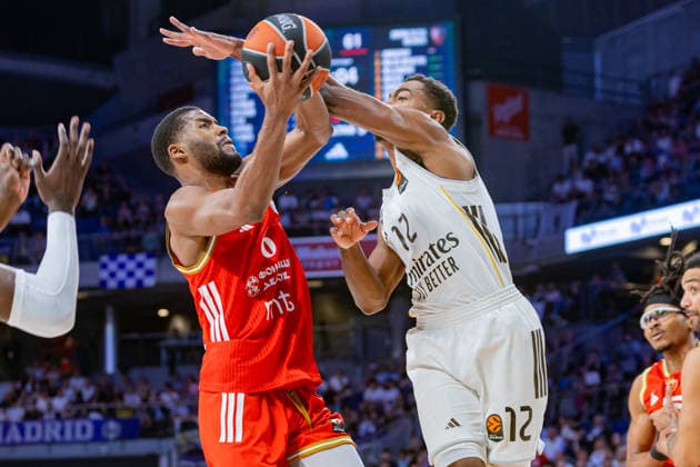 ESP Real Madrid v Crvena Zvezda Meridianbet Belgrade Euroleague Buttler of Crvena Zvezda and Theo Maledon of Real Madrid during the Euroleague match, between Real Madrid and Crvena Zvezda Meridianbet Belgrade played at Movistar Arena Stadium on April 16, 2026 in Madrid Spain Madrid Spain Basketball Copyright: xAlbaxPachecox xAgenciaxLOFx