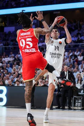 April 16, 2026, Madrid, Madrid, Spain: Chima Moneke of Crvena Zvezda and Gabriel Deck of Real Madrid in action during the Turkish Airlines EuroLeague Regular Season Round 38 match between Real Madrid and Crvena Zvezda Meridianbet Belgrade at Movistar Arena on April 16, 2026, in Madrid, Spain. Real Madrid V Crvena Zvezda Meridianbet Belgrade - Turkish Airlines EuroLeague  - ZUMAa181 20260416_zaa_a181_260 Copyright: xIrinaxR.xHipolitox