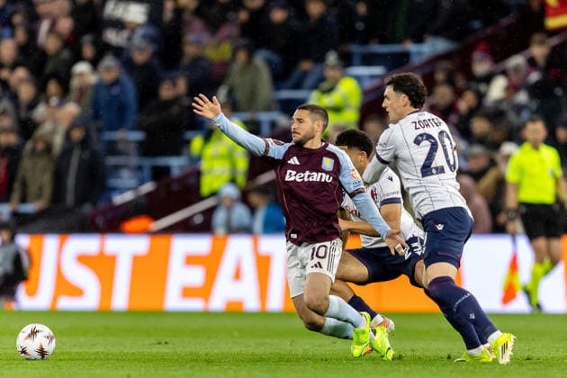 Aston Villa v Bologna, Europa League Aston Villa midfielder Emi Buendia (10) battles for possession during the Europa League match between Aston Villa and Bologna at Villa Park, Birmingham, UK on 16 April 2026. Birmingham Villa Park West Midlands UK Editorial use only , Copyright: xManjitxNarotrax PSI-24080-0040