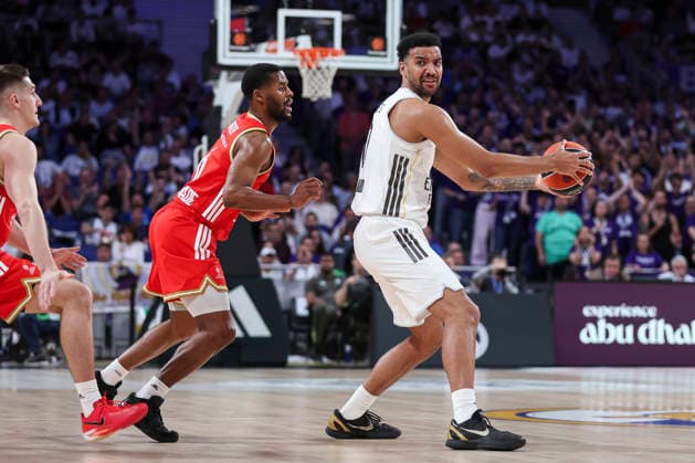April 16, 2026, Madrid, Madrid, Spain: Jared Butler of Crvena Zvezda and Trey Lyles of Real Madrid in action during the Turkish Airlines EuroLeague Regular Season Round 38 match between Real Madrid and Crvena Zvezda Meridianbet Belgrade at Movistar Arena on April 16, 2026, in Madrid, Spain. Real Madrid V Crvena Zvezda Meridianbet Belgrade - Turkish Airlines EuroLeague  - ZUMAa181 20260416_zaa_a181_254 Copyright: xIrinaxR.xHipolitox