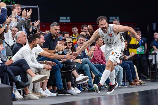 ESP Real Madrid v Crvena Zvezda Meridianbet Belgrade Euroleague Sergio Llull of Real Madrid and Luka Doncic during the Euroleague match, between Real Madrid and Crvena Zvezda Meridianbet Belgrade played at Movistar Arena Stadium on April 16, 2026 in Madrid Spain Madrid Spain Basketball Copyright: xAlbaxPachecox xAgenciaxLOFx