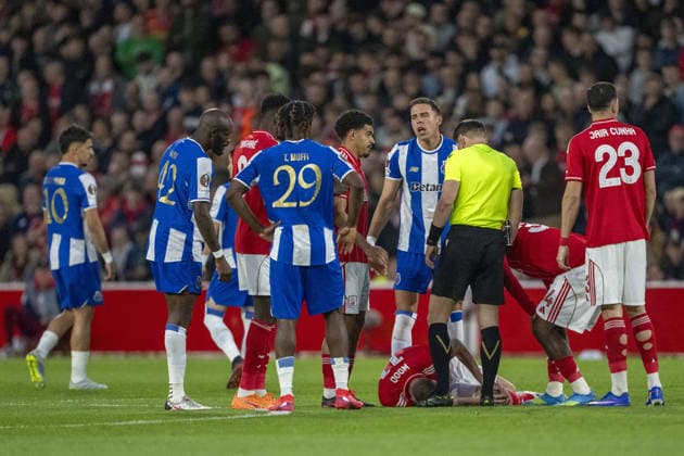 NOTTINGHAM, ENGLAND - APRIL 16: Wood hurt after challenge leading to red card for Jan Bednarek Of Porto during a UEFA Europa League match between Nottingham Forest and Porto at City Ground on April 16, 2026 in Nottingham, England. (Photo by Pedro Loureiro Sports Press Photo) Copyright: xPedroxLoureiro SportsxPressxPhotox Sportspressphoto_SPR130973