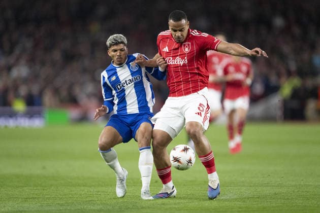 NOTTINGHAM, ENGLAND - APRIL 16: Murillo of Nottingham Forest and William Gomes of Porto fight for possession during a UEFA Europa League match between Nottingham Forest and Porto at City Ground on April 16, 2026 in Nottingham, England. (Photo by Pedro Loureiro Sports Press Photo) Copyright: xPedroxLoureiro SportsxPressxPhotox Sportspressphoto_SPR130990