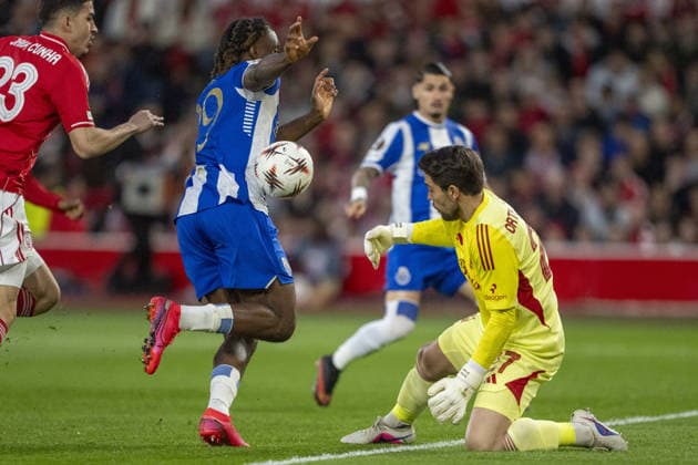 NOTTINGHAM, ENGLAND - APRIL 16: Stefan Ortega of Nottingham Forest makes save from Terem Moffi of Porto during a UEFA Europa League match between Nottingham Forest and Porto at City Ground on April 16, 2026 in Nottingham, England. (Photo by Pedro Loureiro Sports Press Photo) Copyright: xPedroxLoureiro SportsxPressxPhotox Sportspressphoto_SPR130972