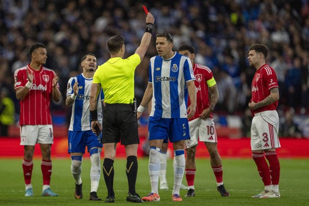 NOTTINGHAM, ENGLAND - APRIL 16: Referee Danny Makkelie shows red card to Jan Bednarek of Porto during a UEFA Europa League match between Nottingham Forest and Porto at City Ground on April 16, 2026 in Nottingham, England. (Photo by Pedro Loureiro Sports Press Photo)  Copyright: xPedroxLoureiro SportsxPressxPhotox Sportspressphoto_SPR130976