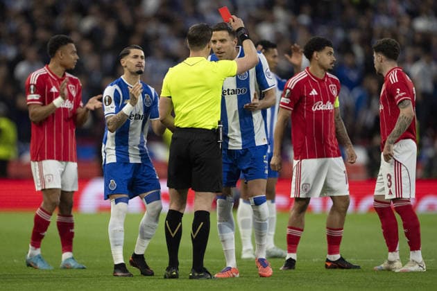 NOTTINGHAM, ENGLAND - APRIL 16: Referee Danny Makkelie shows red card to Jan Bednarek of Porto during a UEFA Europa League match between Nottingham Forest and Porto at City Ground on April 16, 2026 in Nottingham, England. (Photo by Pedro Loureiro Sports Press Photo) Copyright: xPedroxLoureiro SportsxPressxPhotox Sportspressphoto_SPR130977
