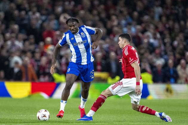 NOTTINGHAM, ENGLAND - APRIL 16: Terem Moffi of Porto and Jair Cunha of Nottingham Forest fight for possession during a UEFA Europa League match between Nottingham Forest and Porto at City Ground on April 16, 2026 in Nottingham, England. (Photo by Pedro Loureiro Sports Press Photo) Copyright: xPedroxLoureiro SportsxPressxPhotox Sportspressphoto_SPR130981