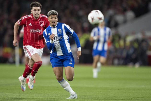 NOTTINGHAM, ENGLAND - APRIL 16: William Gomes of Porto chases the ball during a UEFA Europa League match between Nottingham Forest and Porto at City Ground on April 16, 2026 in Nottingham, England. (Photo by Pedro Loureiro Sports Press Photo) Copyright: xPedroxLoureiro SportsxPressxPhotox Sportspressphoto_SPR130986