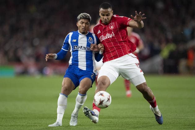 NOTTINGHAM, ENGLAND - APRIL 16: Murillo of Nottingham Forest and William Gomes of Porto fight for possession during a UEFA Europa League match between Nottingham Forest and Porto at City Ground on April 16, 2026 in Nottingham, England. (Photo by Pedro Loureiro Sports Press Photo) Copyright: xPedroxLoureiro SportsxPressxPhotox Sportspressphoto_SPR130988