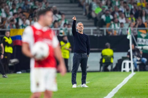 April 16, 2026, Sevilla, Sevilla, Spain: Carlos Vicens, head coach SC Braga, gestures during the UEFA Europa League 2025 26 Quarter-Final Second Leg match between Real Betis and SC Braga at La Cartuja Stadium on April 16, 2026, in Sevilla, Spain. Sevilla Spain - ZUMAa181 20260416_zaa_a181_276 Copyright: xJoaquoÂ­NxCorcherox