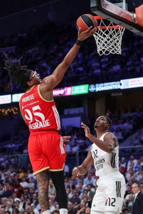 April 16, 2026, Madrid, Madrid, Spain: Chima Moneke of Crvena Zvezda and Theo Maledon of Real Madrid in action during the Turkish Airlines EuroLeague Regular Season Round 38 match between Real Madrid and Crvena Zvezda Meridianbet Belgrade at Movistar Arena on April 16, 2026, in Madrid, Spain. Madrid Spain - ZUMAa181 20260416_zaa_a181_306 Copyright: xIrinaxR.xHipolitox