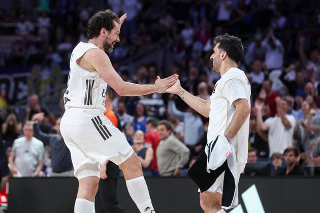 April 16, 2026, Madrid, Madrid, Spain: Sergio Llull and Facundo Campazzo of Real Madrid celebrate during the Turkish Airlines EuroLeague Regular Season Round 38 match between Real Madrid and Crvena Zvezda Meridianbet Belgrade at Movistar Arena on April 16, 2026, in Madrid, Spain. Madrid Spain - ZUMAa181 20260416_zaa_a181_316 Copyright: xIrinaxR.xHipolitox