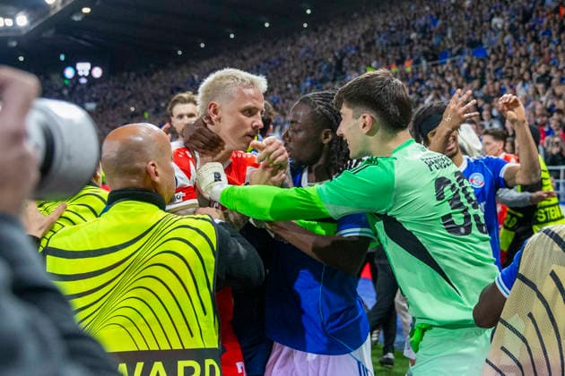 FR, Strasbourg, Fußball, UEFA Conference League Viertelfinale, Rueckspiel, Racing Strasbourg vs. FSV Mainz 05 im Bild v.l.: Phillip Tietz (FSV Mainz 05 20), Mike Penders (Racing Strasbourg 39), Handgemenge, Rudelbildung, Streit nach Abpfiff 16.04.2026, Stade de la Meinau Strasbourg UEFA REGULATIONS PROHIBIT ANY USE OF PHOTOGRAPHS AS IMAGE SEQUENCES AND OR QUASI-VIDEO, *** FR, Strasbourg, Football, UEFA Conference League quarter-final, second leg, Racing Strasbourg vs FSV Mainz 05 pictured from l Phillip Tietz FSV Mainz 05 20 , Mike Penders Racing Strasbourg 39 , scuffle, row, fight after final whistle 16 04 2026, Stade de la Meinau Strasbourg UEFA REGULATIONS PROHIBIT ANY USE OF PHOTOGRAPHS AS IMAGE SEQUENCES AND OR QUASI VIDEO, Copyright: HMBxMedia PaulxFritz