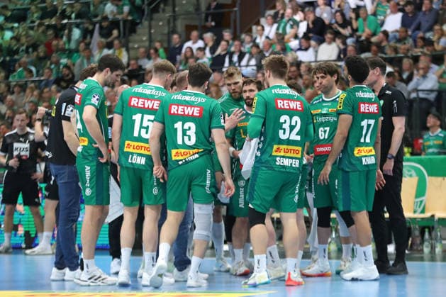 Handball DAIKIN HBL, SC DHfK Leipzig VfL Gummersbach 16 04 2026 Discussion in the DHfK Team Circle Handball, DAIKIN HBL, 1 Bundesliga, Season 2025 2026, 21 Matchday Catch-up SC DHfK Leipzig vs VfL Gummersbach on 16 04 2026 in the Quarterback Immobilien Arena Leipzig Copyright: xBEAUTIFULxSPORTS JanxKaeferx