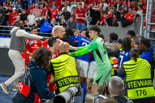 FR, Strasbourg, Fußball, UEFA Conference League Viertelfinale, Rueckspiel, Racing Strasbourg vs. FSV Mainz 05 im Bild v.l.: wilde Ausschreitungen nach Abpfiff, Spieler von Strasbourg provozieren die Mainzer Fans vor dem Gaesteblock ,Rudelbildung 16.04.2026, Stade de la Meinau Strasbourg UEFA REGULATIONS PROHIBIT ANY USE OF PHOTOGRAPHS AS IMAGE SEQUENCES AND OR QUASI-VIDEO, *** FR, Strasbourg, Football, UEFA Conference League quarter-final, second leg, Racing Strasbourg vs FSV Mainz 05 in picture v l wild riots after final whistle, Strasbourg players provoke Mainz fans in front of the guest block ,rioting 16 04 2026, Stade de la Meinau Strasbourg UEFA REGULATIONS PROHIBIT ANY USE OF PHOTOGRAPHS AS IMAGE SEQUENCES AND OR QUASI VIDEO, Copyright: HMBxMedia PaulxFritz