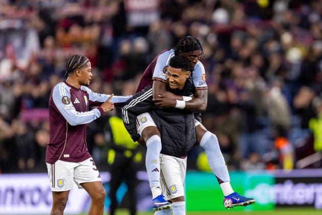 Aston Villa v Bologna, Europa League Aston Villa forward Ollie Watkins (11) celebrates win with Aston Villa forward Tammy Abraham (18) and Aston Villa midfielder Leon Bailey (31) after the Europa League match between Aston Villa and Bologna at Villa Park, Birmingham, UK on 16 April 2026. Birmingham Villa Park West Midlands UK Editorial use only , Copyright: xManjitxNarotrax PSI-24080-0048