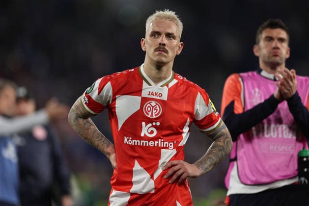 16.04.2026, Fussball UEFA Conference League, Viertelfinale Rückspiel, Racing Strasbourg Alsace - 1. FSV Mainz 05, v.l., Phillip Tietz (FSV Mainz 05) enttaeuscht, enttaeuscht schauend, dissapointed, traurig, frustiert, frust, gefrustet, frustrated DFL DFB REGULATIONS PROHIBIT ANY USE OF PHOTOGRAPHS AS IMAGE SEQUENCES AND OR QUASI-VIDEO. xdcx *** 16 04 2026, Football UEFA Conference League, Quarter-final second leg, Racing Strasbourg Alsace 1 FSV Mainz 05, v l , Phillip Tietz FSV Mainz 05 enttaeuscht, enttaeuscht schauend, dissapointed, traurig, frustiert, frustiert, gefrustet, frustrated DFL DFB REGULATIONS PROHIBIT ANY USE OF PHOTOGRAPHS AS IMAGE SEQUENCES AND OR QUASI VIDEO xdcx Copyright: HMBxMedia Claus
