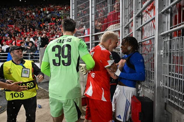 16.04.2026, xjhx, Fussball UEFA Conference League, Racing Straßburg - 1.FSV Mainz 05 v.l. Mike Penders (RC Racing Club Strassburg Strasbourg Alsace) Philipp Tietz (FSV Mainz 05) Martial Godo (RC Racing Club Strassburg Strasbourg Alsace) (DFL DFB REGULATIONS PROHIBIT ANY USE OF PHOTOGRAPHS as IMAGE SEQUENCES and or QUASI-VIDEO) Straßburg *** 16 04 2026, xjhx, Football UEFA Conference League, Racing Strasbourg 1 FSV Mainz 05 v l Mike Penders RC Racing Club Strasbourg Strasbourg Alsace Philipp Tietz FSV Mainz 05 Martial Godo RC Racing Club Strasbourg Strasbourg Alsace DFL DFB REGULATIONS PROHIBIT ANY USE OF PHOTOGRAPHS as IMAGE SEQUENCES and or QUASI VIDEO Strasbourg