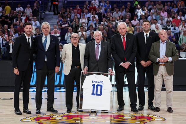 April 16, 2026, Madrid, Madrid, Spain: Rudy Fernandez, Cristobal Rodriguez, Vicente Ramos, Emiliano Rodriguez, Clifford Luyk, Felipe Reyes and Jose Antonio Corbalan, former players of Real Madrid, pose for a photo during the tribute to Emiliano Rodriguez, during the Turkish Airlines EuroLeague Regular Season Round 38 match between Real Madrid and Crvena Zvezda Meridianbet Belgrade at Movistar Arena on April 16, 2026, in Madrid, Spain. Real Madrid V Crvena Zvezda Meridianbet Belgrade - Turkish Airlines EuroLeague  - ZUMAa181 20260416_zaa_a181_329 Copyright: xIrinaxR.xHipolitox