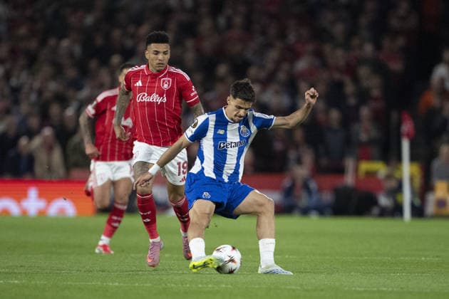 NOTTINGHAM, ENGLAND - APRIL 16: Gabri Veiga of Porto controls the ball during a UEFA Europa League match between Nottingham Forest and Porto at City Ground on April 16, 2026 in Nottingham, England. (Photo by Pedro Loureiro Sports Press Photo) Copyright: xPedroxLoureiro SportsxPressxPhotox Sportspressphoto_SPR130999