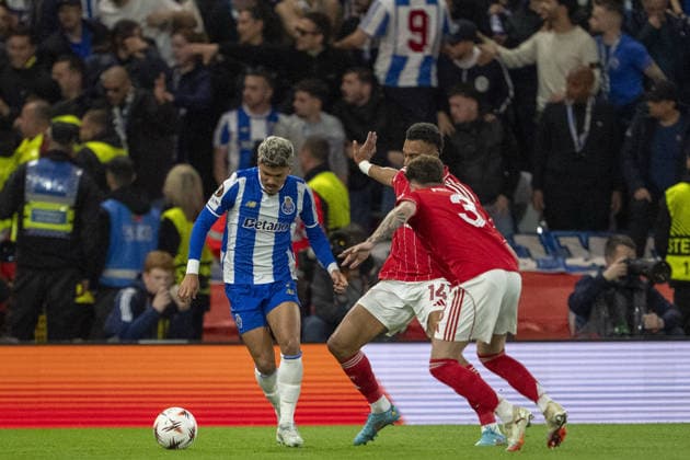 NOTTINGHAM, ENGLAND - APRIL 16: Gabri Veiga of Porto controls the ball during a UEFA Europa League match between Nottingham Forest and Porto at City Ground on April 16, 2026 in Nottingham, England. (Photo by Pedro Loureiro Sports Press Photo) Copyright: xPedroxLoureiro SportsxPressxPhotox Sportspressphoto_SPR131003