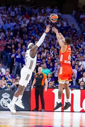 Usman Garuba of Real Madrid and Jared Butler of Crvena Zvezda during the Euroleague match, between Real Madrid and Crvena Zvezda Meridianbet Belgrade played at Movistar Arena Stadium on April 16, 2026 in Madrid Spain Euroleague Basketball Real Madrid vs Crvena Zvezda 900 Cordon Press  900 CordonxPress LOF - Euroleague Basketball Real Madrid vs Crvena Zvezda