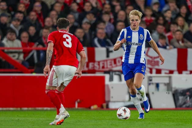 Nottingham Forest v FC Porto, UEFA Europa League Victor Froholdt Of FC Porto battles with Neco Williams Of Nottingham Forest during the Nottingham Forest v FC Porto UEFA Europa League match at the City Ground, West Bridgford, England on 16 April 2026 Credit: Lee Keuneke Every Second Media Editorial use only. All images are copyright Every Second Media Limited. No images may be reproduced without prior permission. Copyright: xIMAGO EveryxSecondxMediax ESM-1913-0093 LeexKeunekex xEveryxSecondxMediax