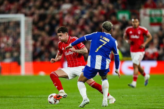 Nottingham Forest v FC Porto, UEFA Europa League Neco Williams Of Nottingham Forest Under pressure from William Gomes Of FC Porto during the Nottingham Forest v FC Porto UEFA Europa League match at the City Ground, West Bridgford, England on 16 April 2026 Credit: Lee Keuneke Every Second Media Editorial use only. All images are copyright Every Second Media Limited. No images may be reproduced without prior permission. Copyright: xIMAGO EveryxSecondxMediax ESM-1913-0104 LeexKeunekex xEveryxSecondxMediax