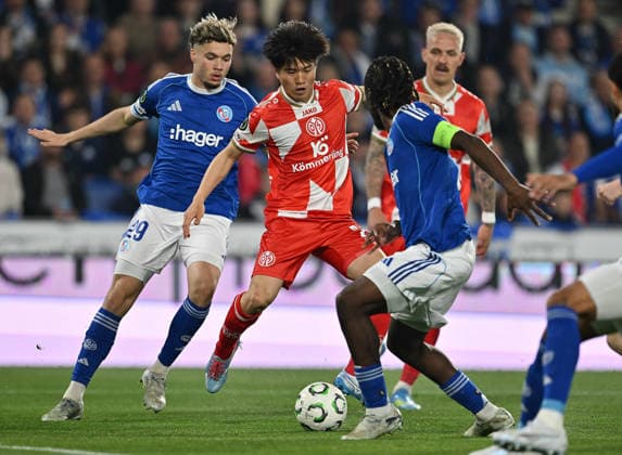 Fußball I Herren I Conference League I RC Strasbourg - FSV Mainz 05 I 16.04.2026 Sota Kawasaki (24, 1. FSV Mainz 05) im Dribbling im 16er Strasbourg Stade de la Meinau Strasbourg Frankreich *** Soccer I Men I Conference League I RC Strasbourg FSV Mainz 05 I 16 04 2026 Sota Kawasaki 24, 1 FSV Mainz 05 dribbling in the 16 Strasbourg Stade de la Meinau Strasbourg France Copyright: xLobeca MaraxWolfx
