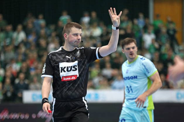 Handball DAIKIN HBL, SC DHfK Leipzig VfL Gummersbach 16 04 2026 Referee Malte Frank with a gesture indicating four ball contacts left Handball, DAIKIN HBL, 1 Bundesliga, Season 2025 2026, Matchday 21 Catch-up match SC DHfK Leipzig vs VfL Gummersbach on 16 04 2026 at Quarterback Immobilien Arena Leipzig Copyright: xBEAUTIFULxSPORTS JanxKaeferx