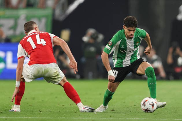 ESP: Real Betis-SC Braga. UEFA Europa League. Quarter-Finals, second Leg. Abde Ezzalzouli of Real Betis and Gustaf Lagerbielke of SC Braga during the UEFA Europa League match, Quarter-Finals, second leg between Real Betis and SC Braga. Olimpico de la Cartuja Stadium on April 17, 2026 in Sevilla, Spain. kpng Copyright: xAntonioxPozox xPRESSINPHOTOx AP_260417_BET_BRA_2526_034