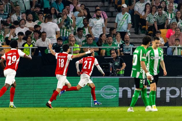 Ricardo Horta (21), Pau Victor (18) and Gorby (29) celebrating seen during UEFA Europa League quarterfinal game between teams of Real Betis Balompie and SC Braga (Maciej Rogowski Ball Raw Images) Sevilla Estadio La Cartuja Spain Copyright: xMaciejxRogowskix ROG_RBvBRA-37