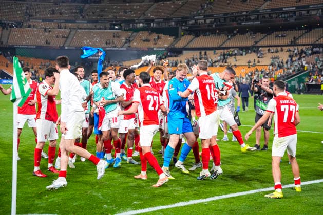April 16, 2026, Sevilla, Sevilla, Spain: Players of SC Braga celebrate the victory during the UEFA Europa League 2025 26 Quarter-Final Second Leg match between Real Betis and SC Braga at La Cartuja Stadium on April 16, 2026, in Sevilla, Spain. Real Betis V SC Braga - UEFA Europa League 2025 26 Quarter-Final Second Leg  - ZUMAa181 20260416_zaa_a181_339 Copyright: xJoaquoÂ­NxCorcherox